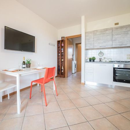 Gardappartamenti - Cascinale With Terrace Desenzano del Garda Eksteriør billede